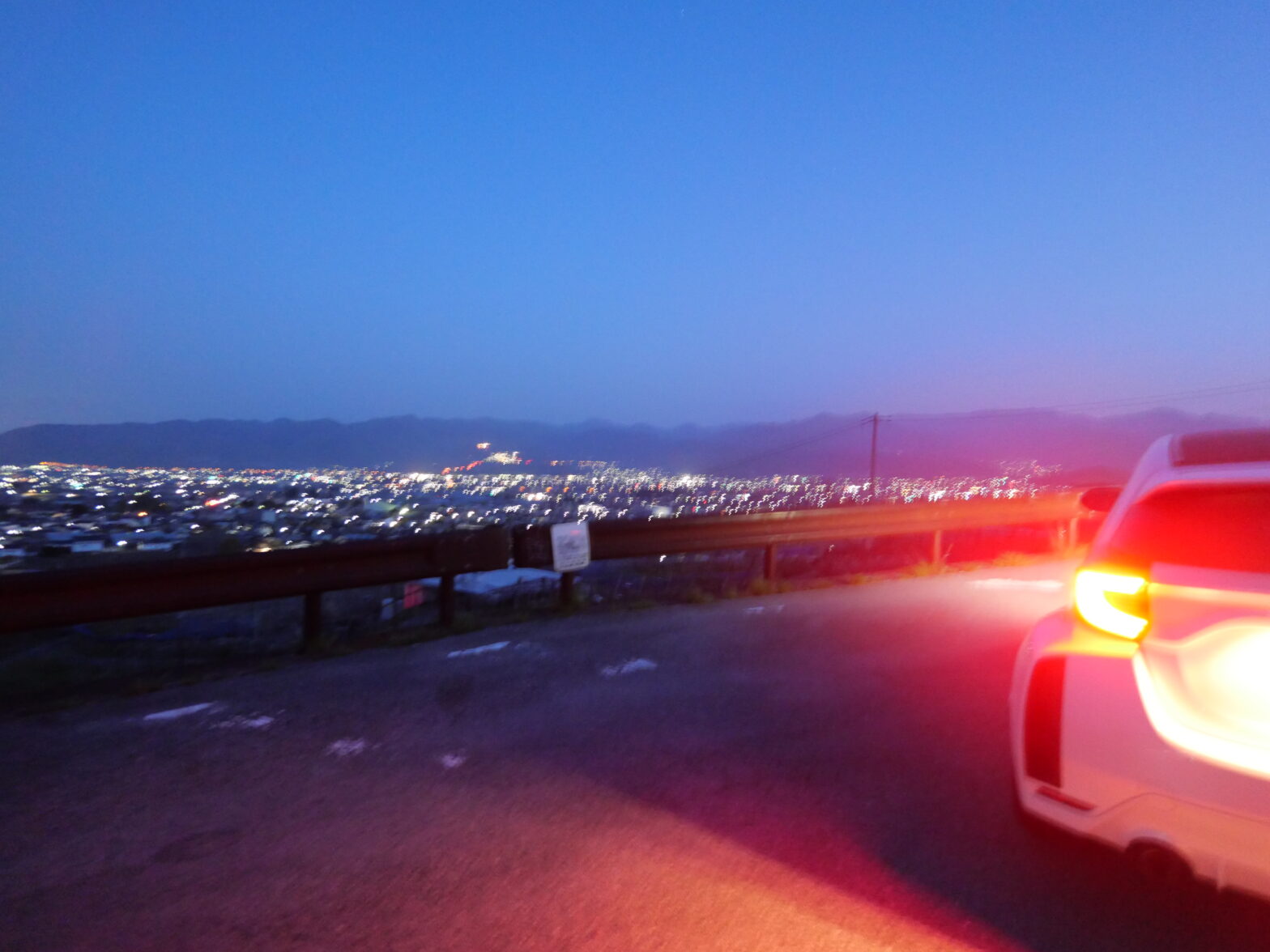 早朝の駐車場でテールランプが光るGRヤリス