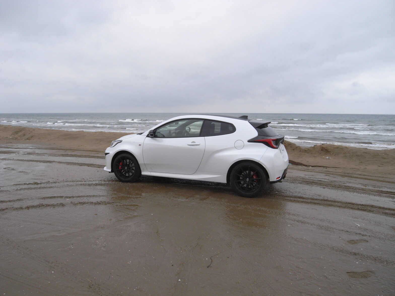 4WD GRヤリスがビーチの水際を走る