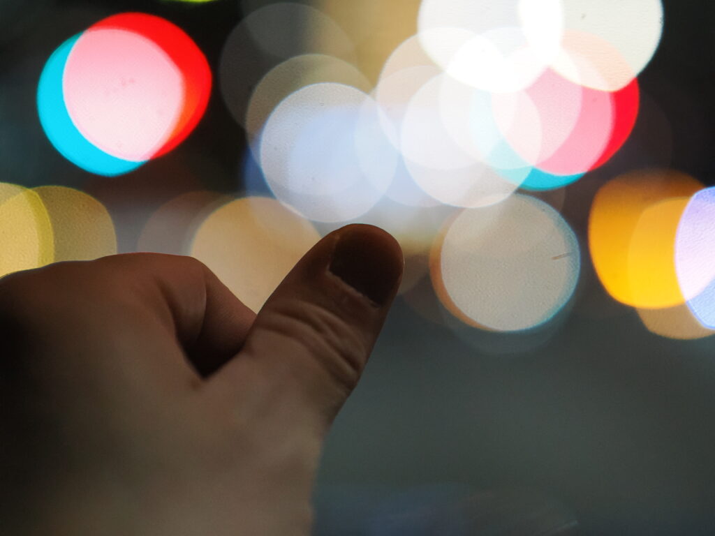 絞り開放で撮った左手拇指の写真。