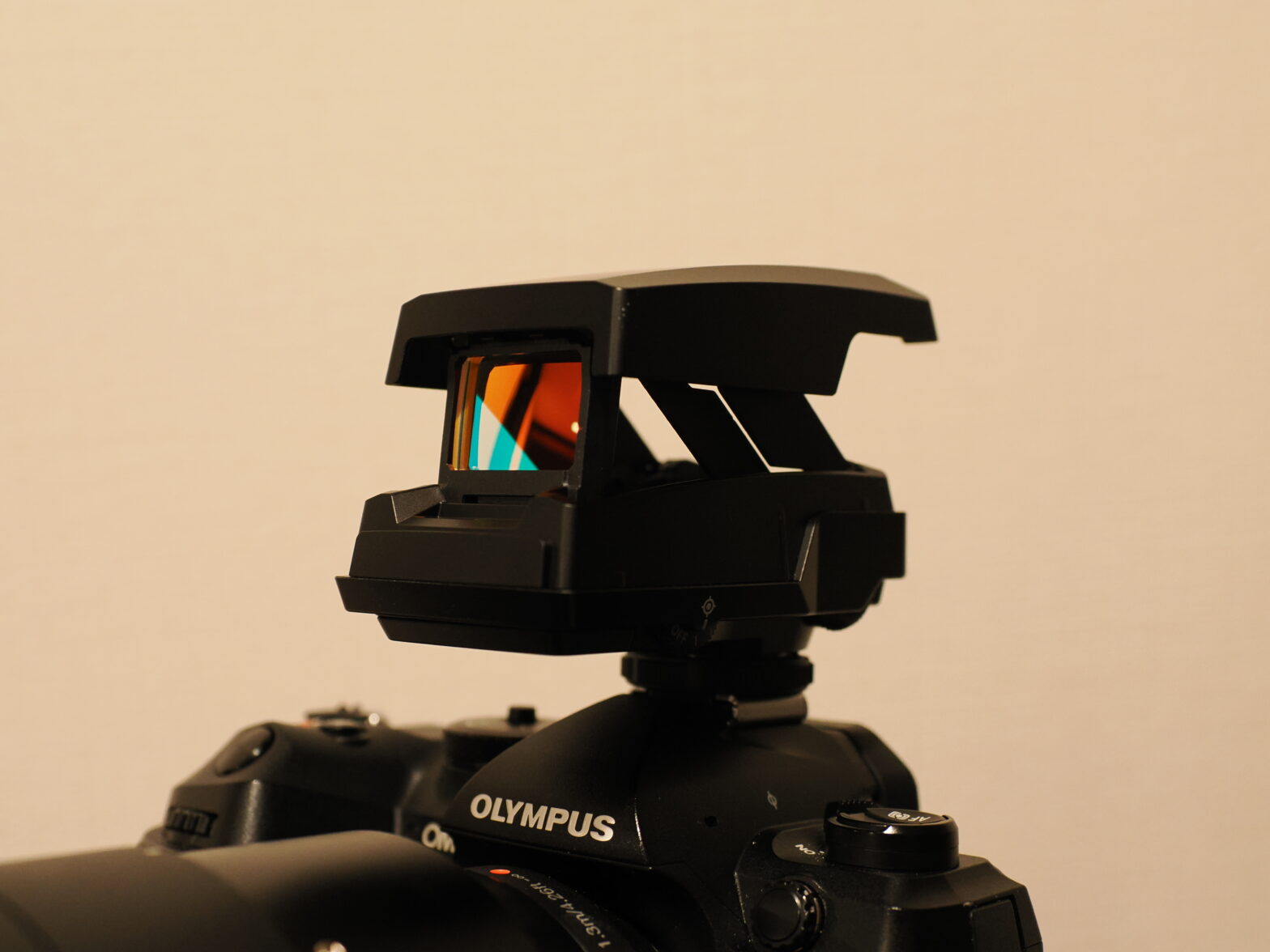 OM-1に装着されたドットサイト照準器EE-1の外観。カメラ上部に取り付けた状態で、反射ガラス越しに照準面が見える。
