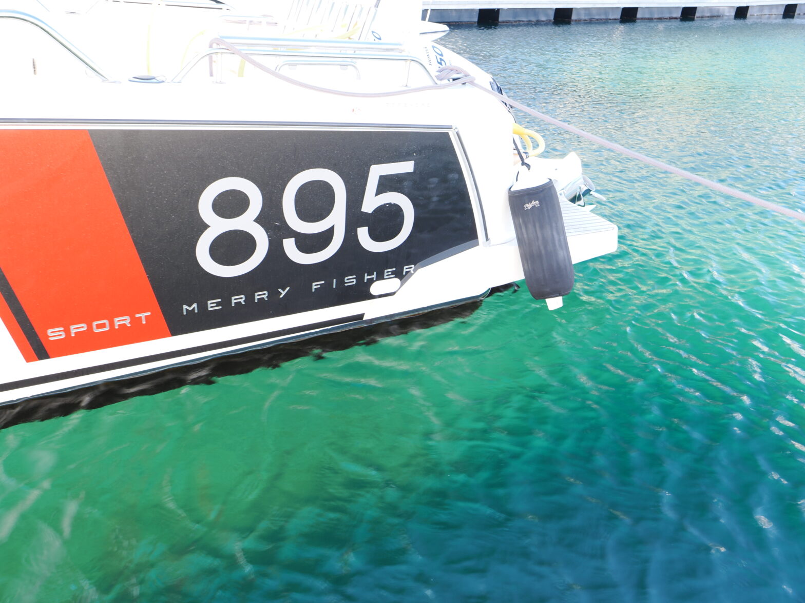 東京湾にしては透明度の高い海に浮かぶMerry Fisher 895 Sport