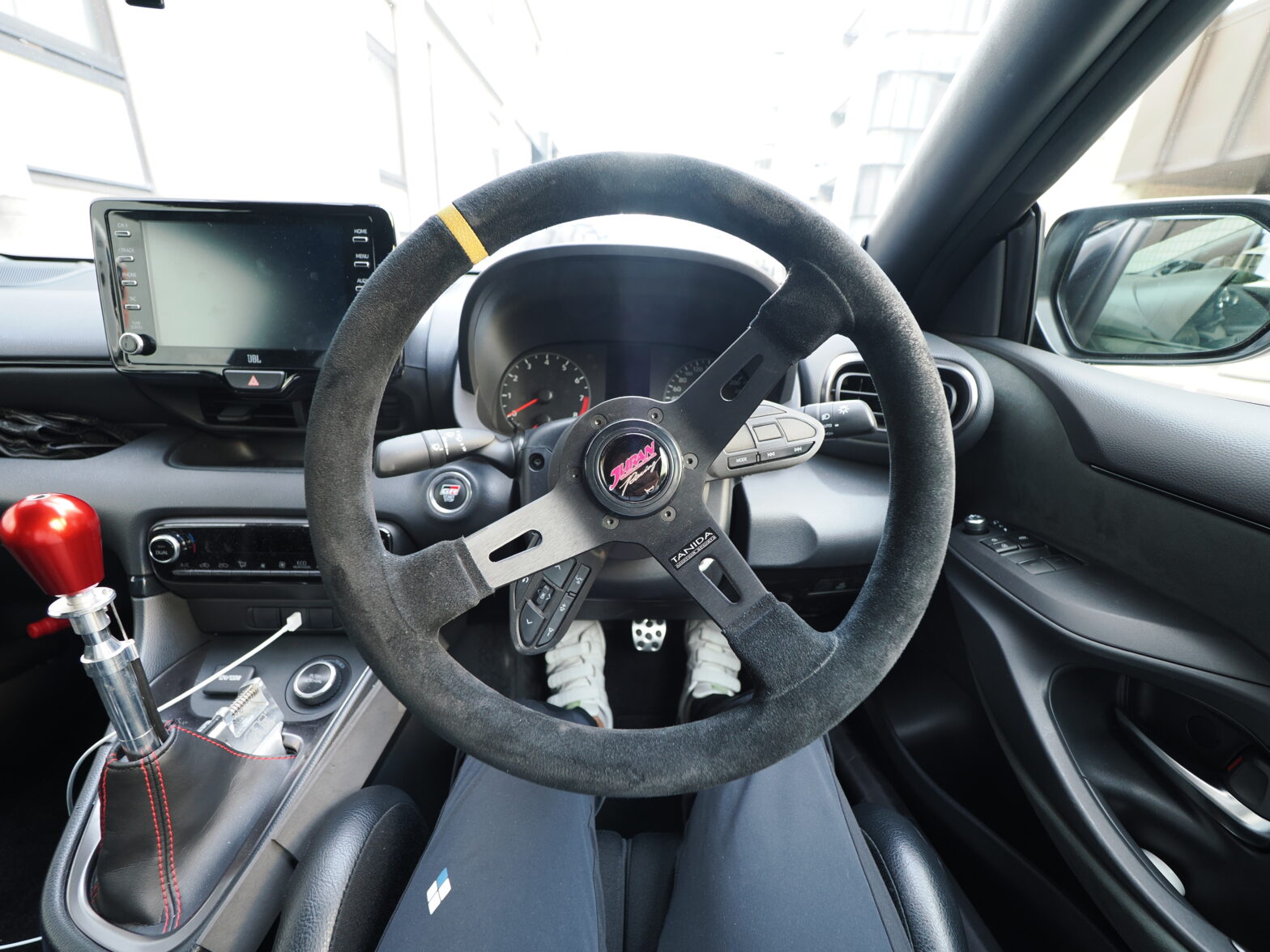 運転者視点からの社外制ステアリングとクイックシフターを装着したGRヤリスの室内