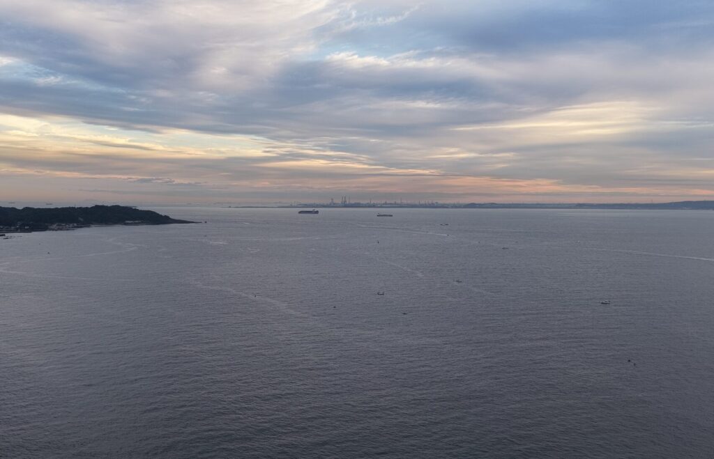 海上数十メートルのドローンから見る景色