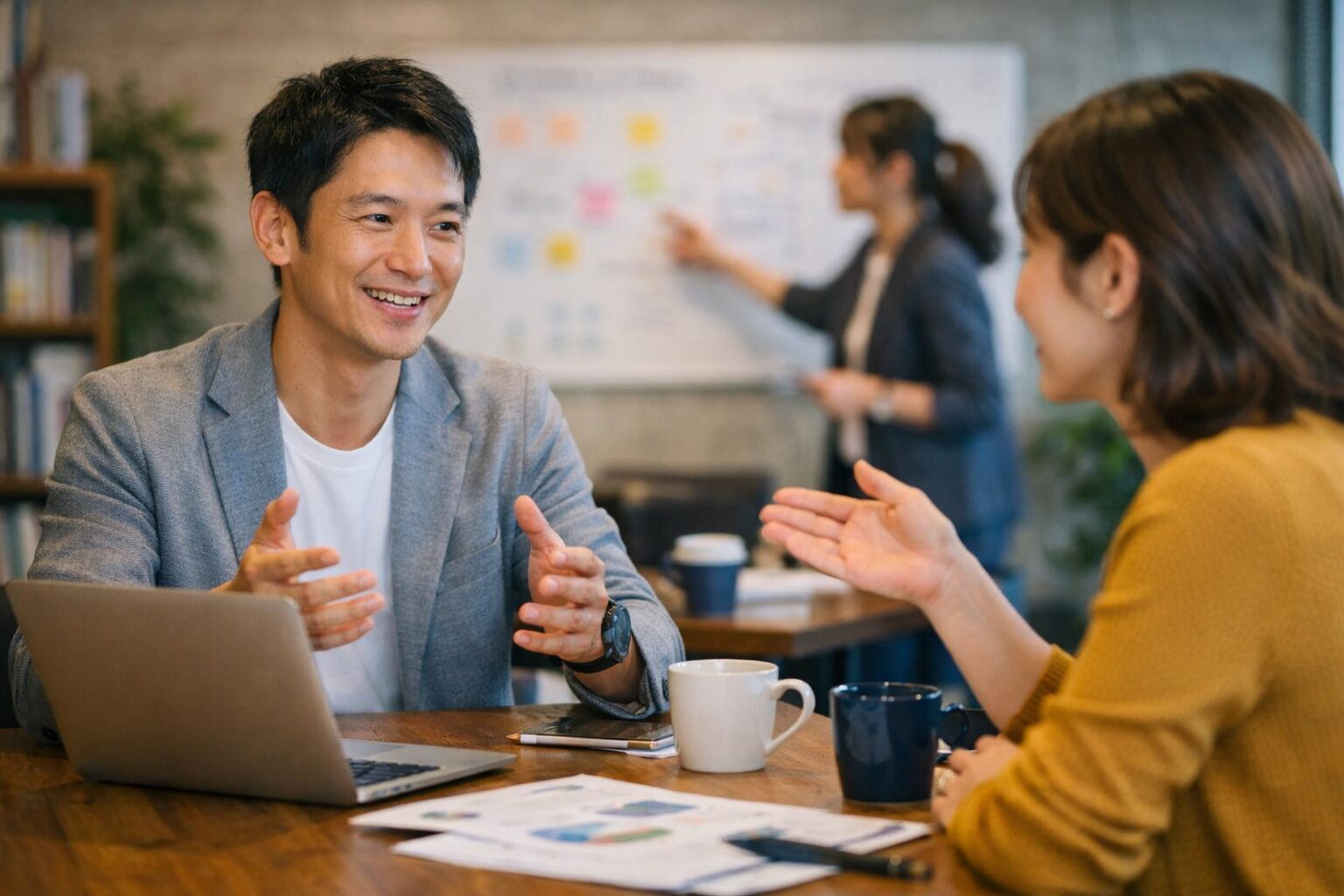 向かい合って対話する男女が、意見を交わしながら議論を進めている様子