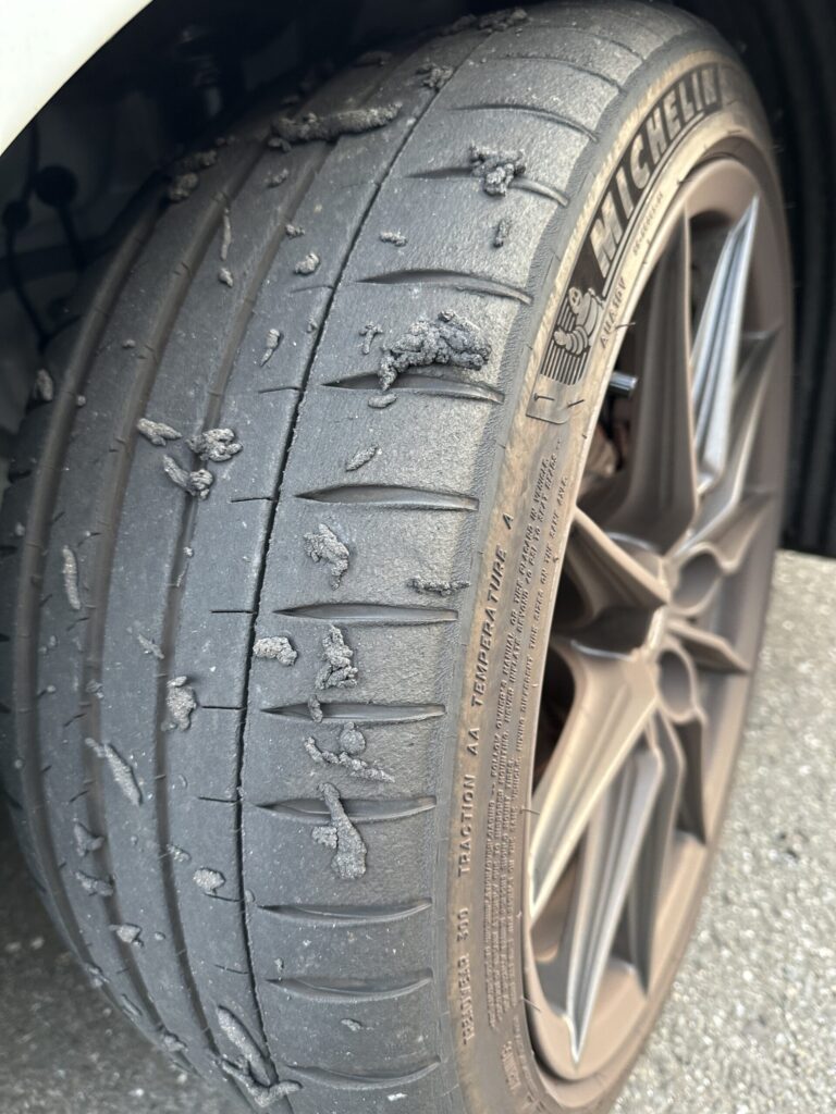 GRヤリスのフロントタイヤが、サーキット走行で削れている様子