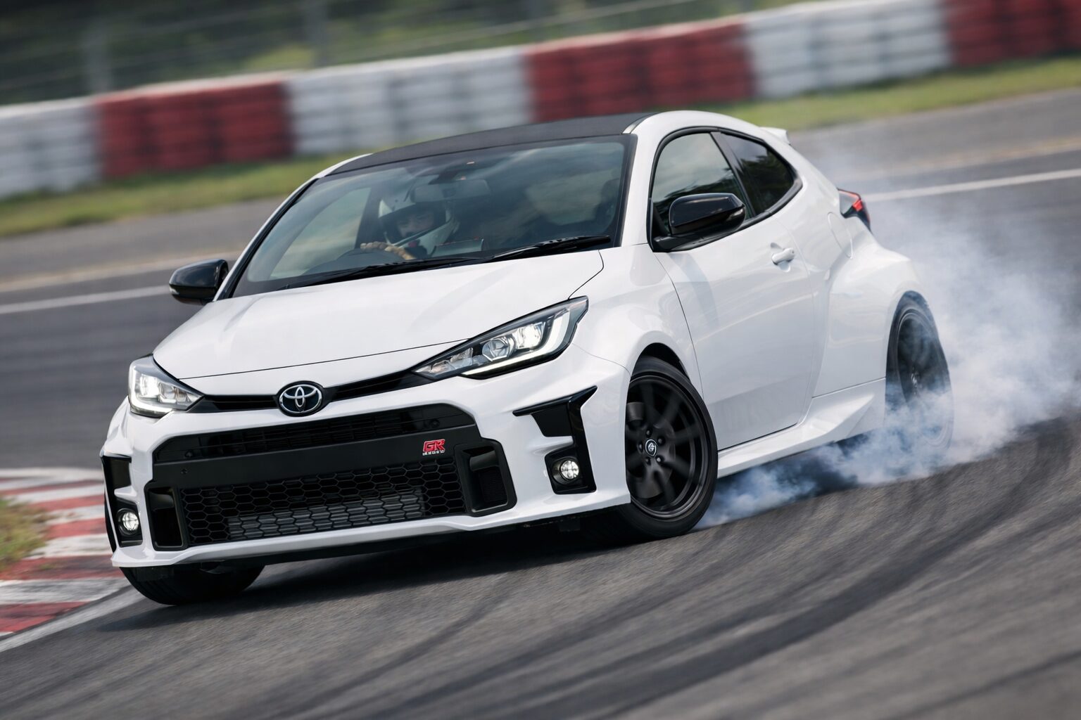 横グリップを駆使してコーナリングするイメージ