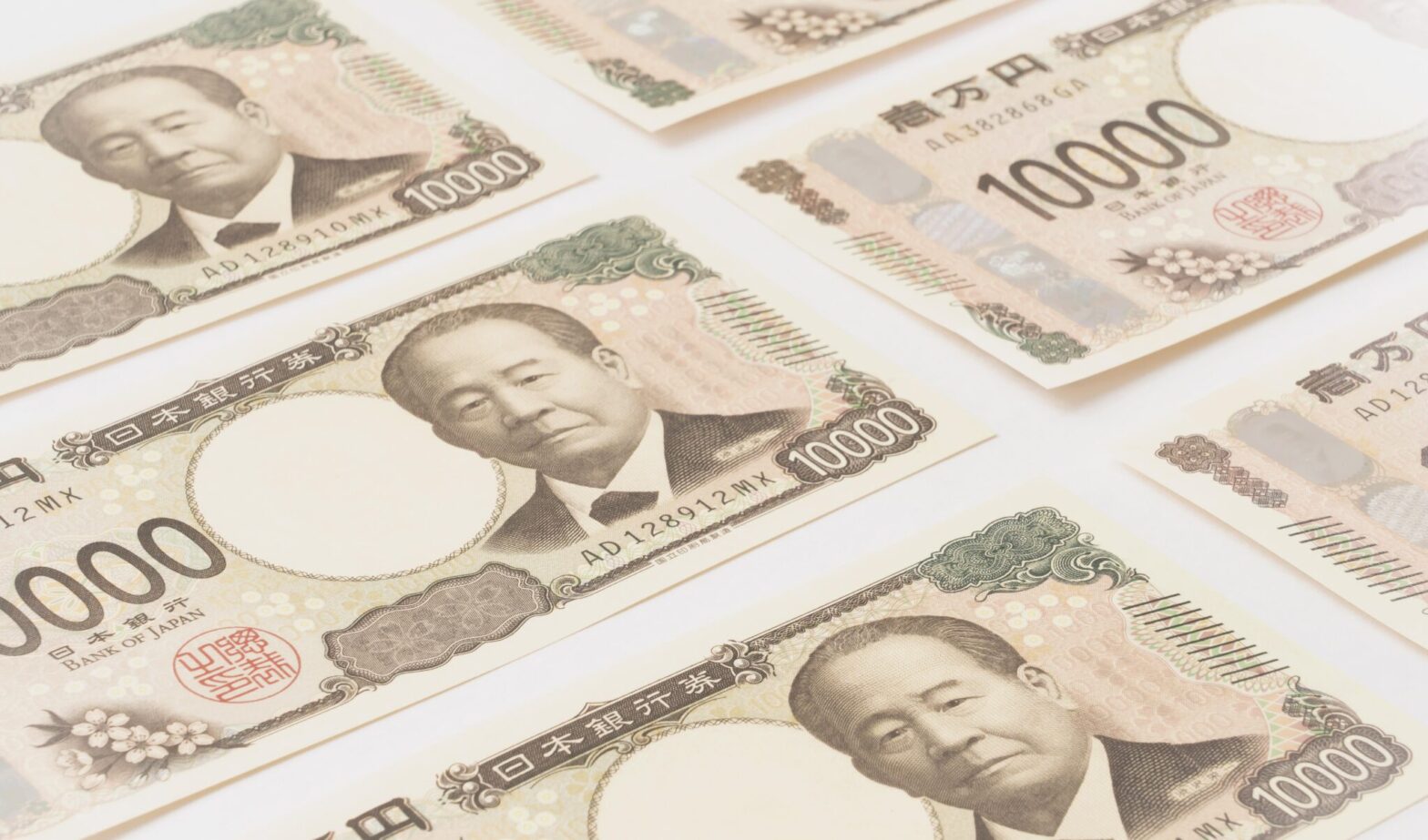 明るい白背景の上に整然と並べられた一万円札の写真