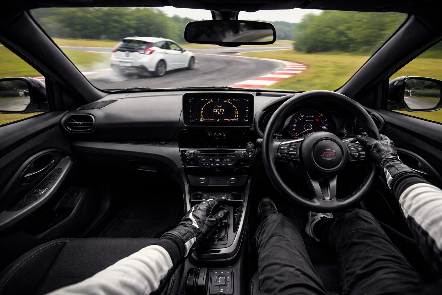 右ハンドルのGRヤリス車内から見たサーキット走行中のドライバー視点と、コーナリング中の前走車