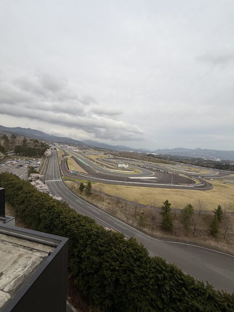やや高いところから富士スピードウェイを俯瞰した様子