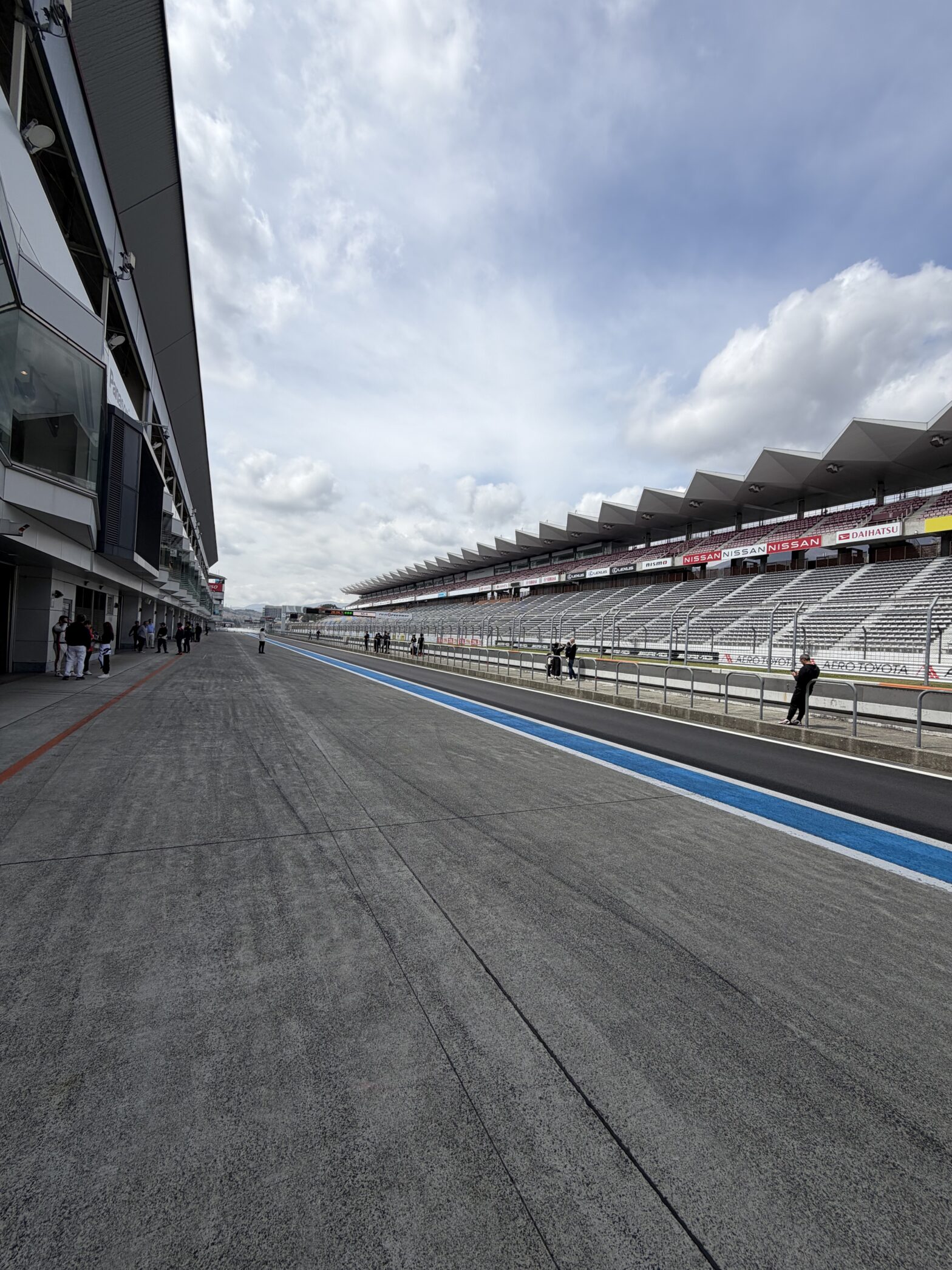 ピットからスタンドを眺める。